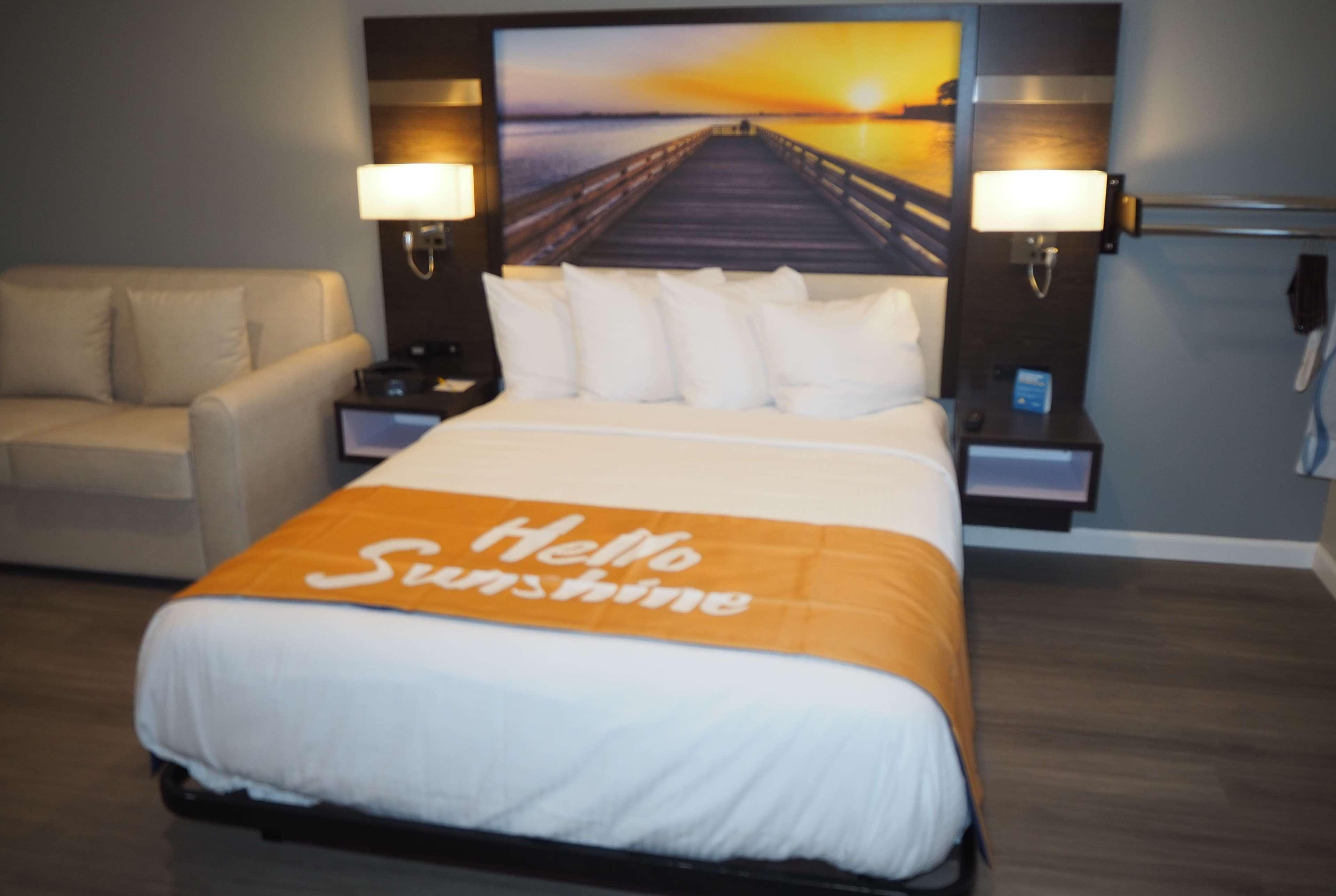 Days Inn By Wyndham Galt - Elk Grove South Экстерьер фото