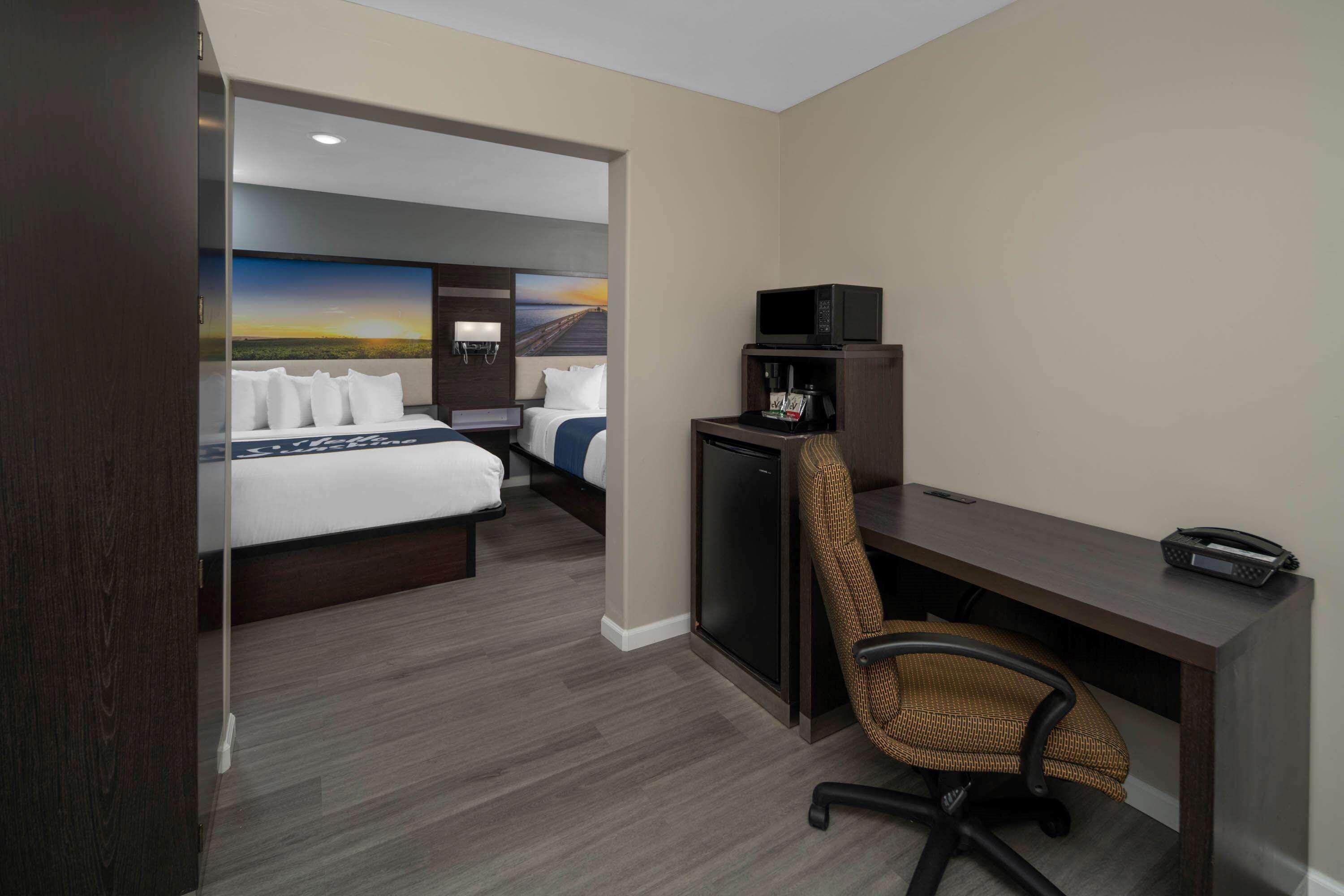 Days Inn By Wyndham Galt - Elk Grove South Экстерьер фото